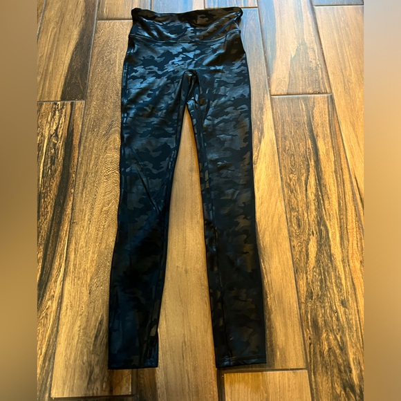 Spanx Faux Leather Leggings Camo - Picture 1 of 7